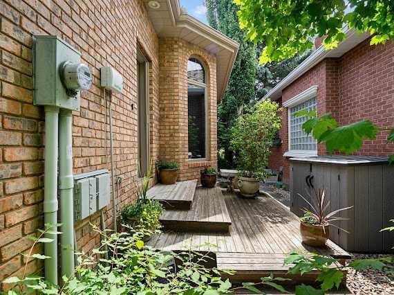 39 Baycrest Court SW