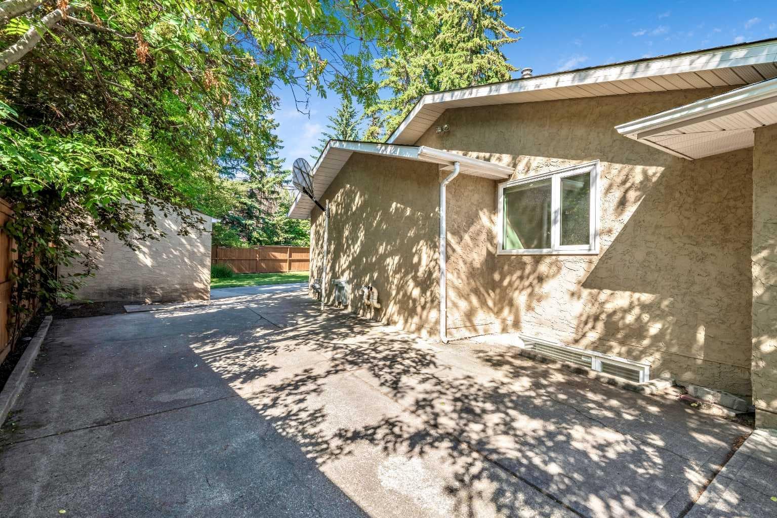 224 Varsity Crescent NW