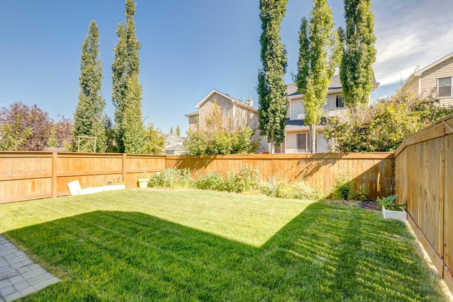 87 Royal Elm Way NW