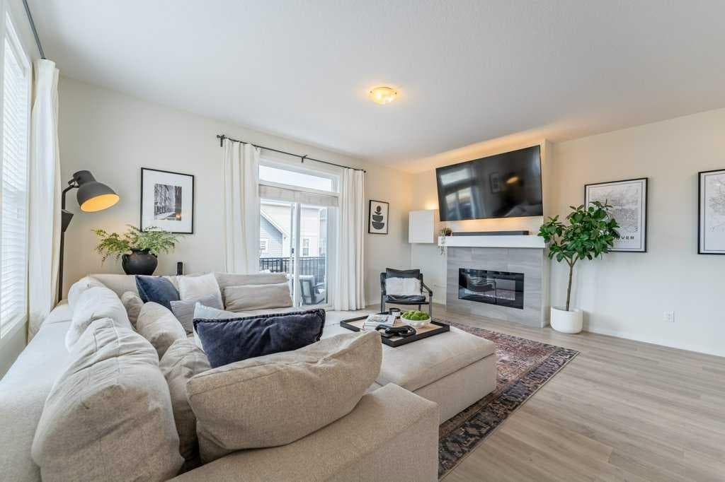 157 South Point Court SW