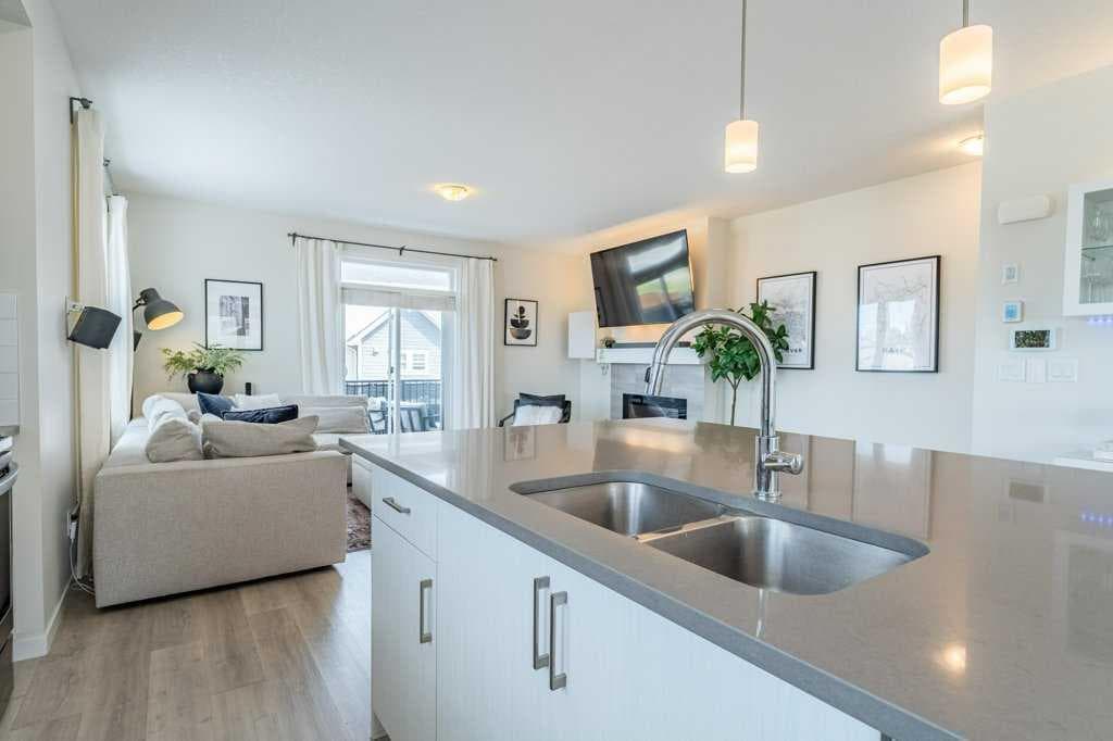 157 South Point Court SW