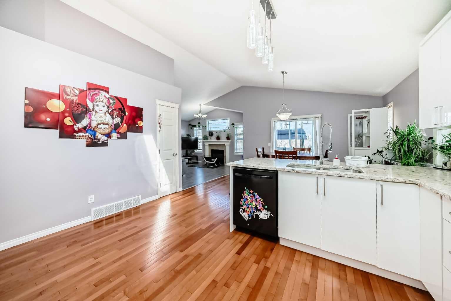 44 Canoe Square SW