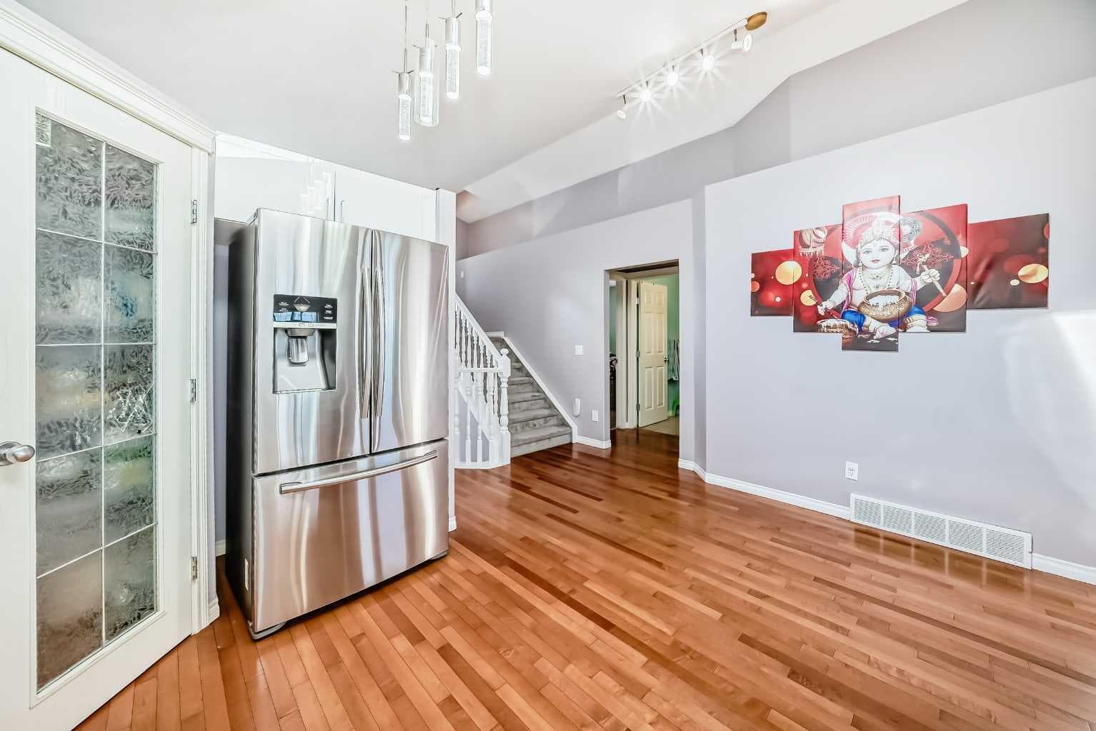 44 Canoe Square SW