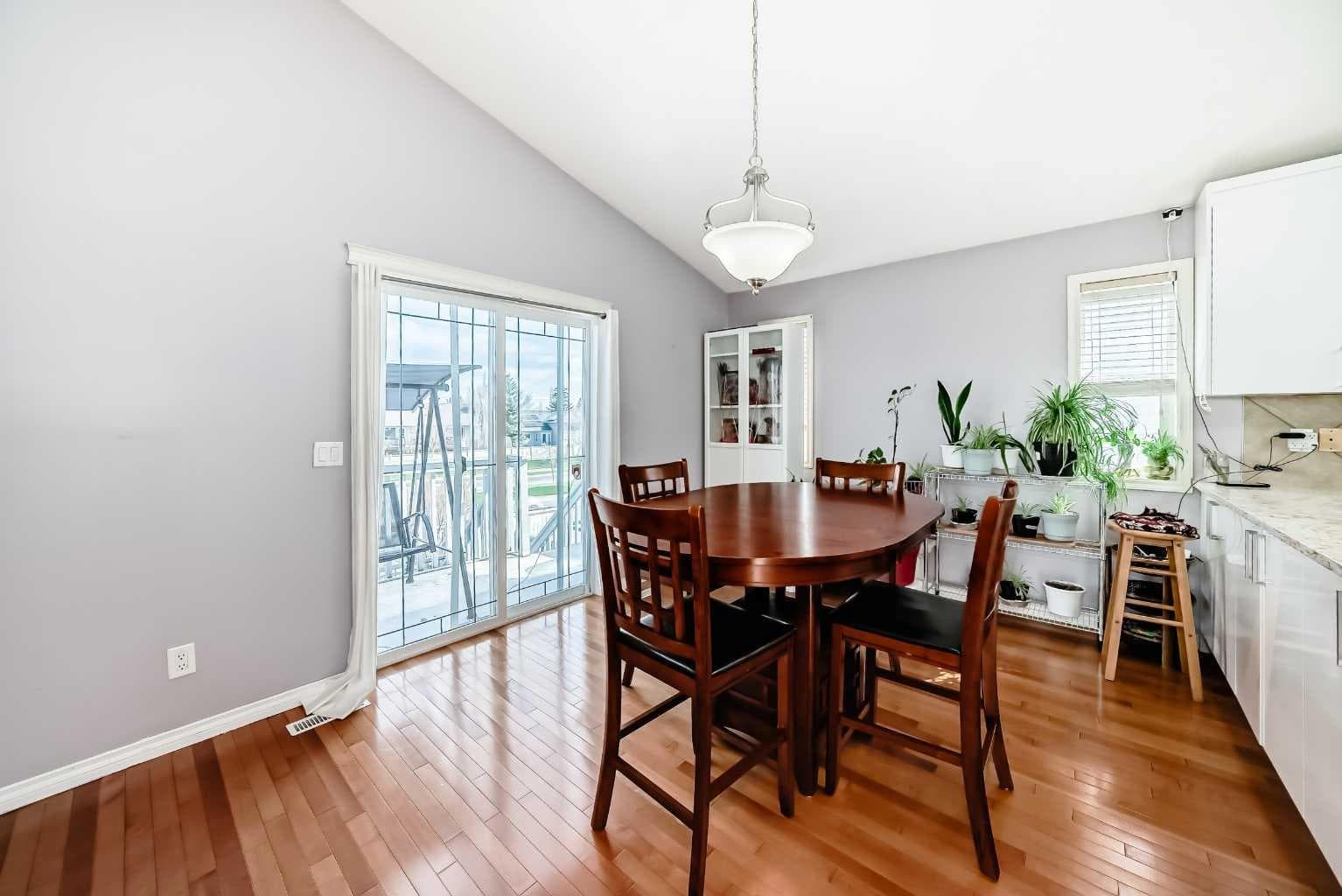 44 Canoe Square SW
