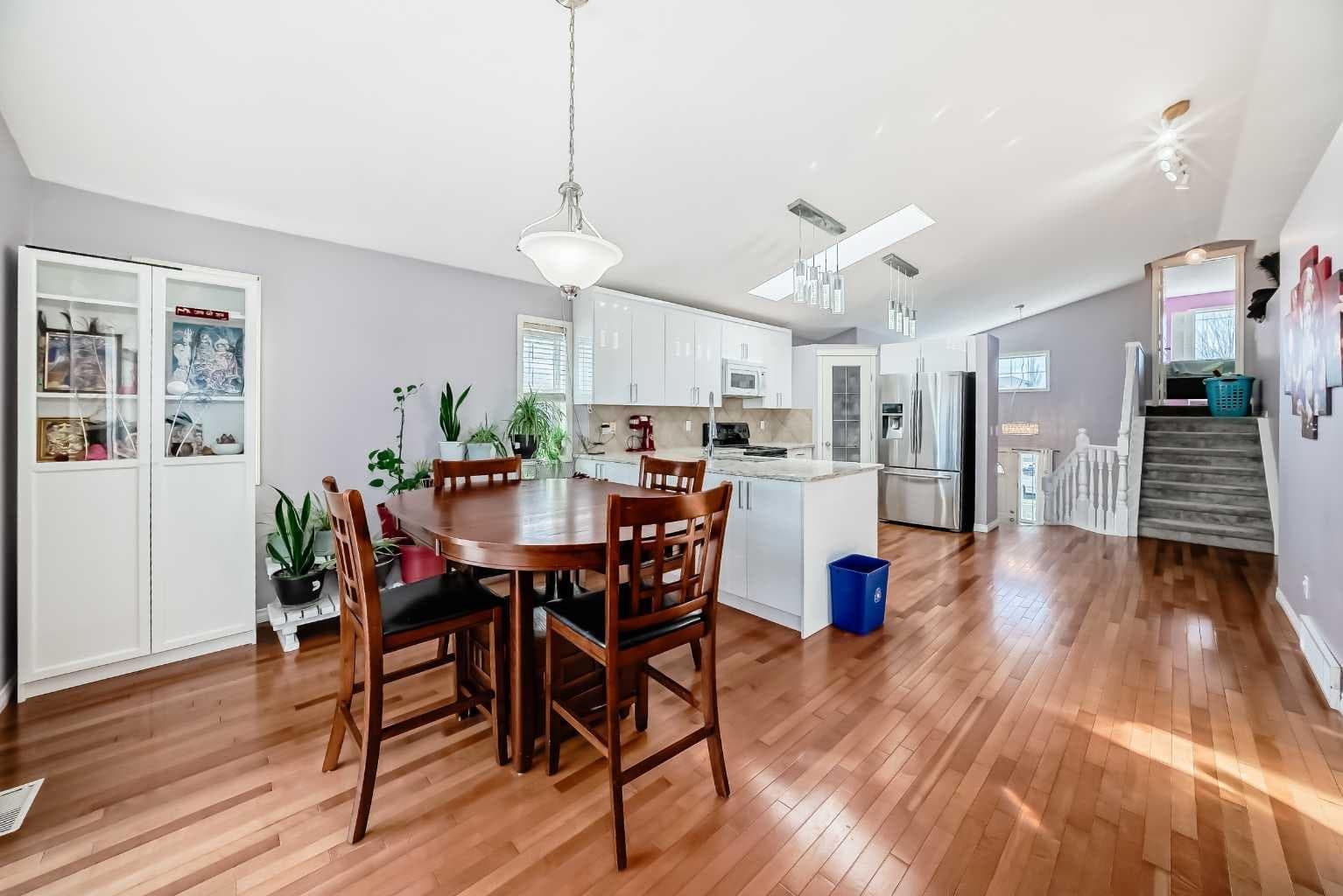 44 Canoe Square SW