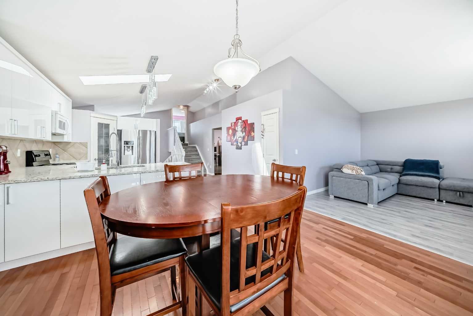 44 Canoe Square SW