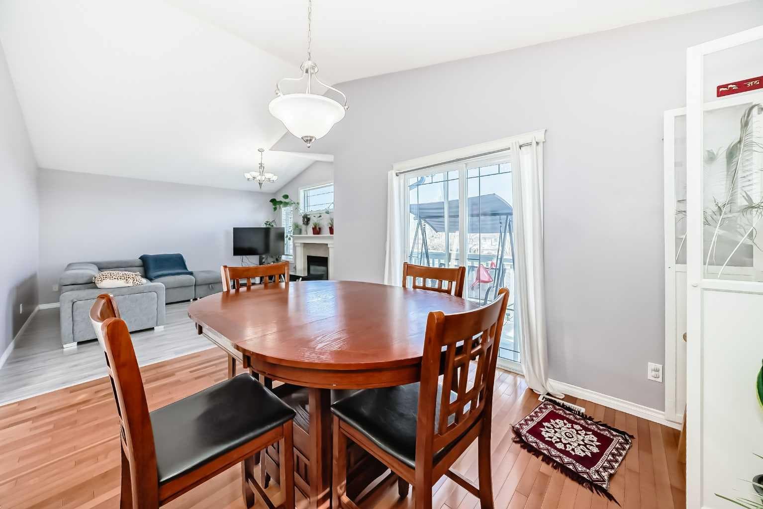 44 Canoe Square SW