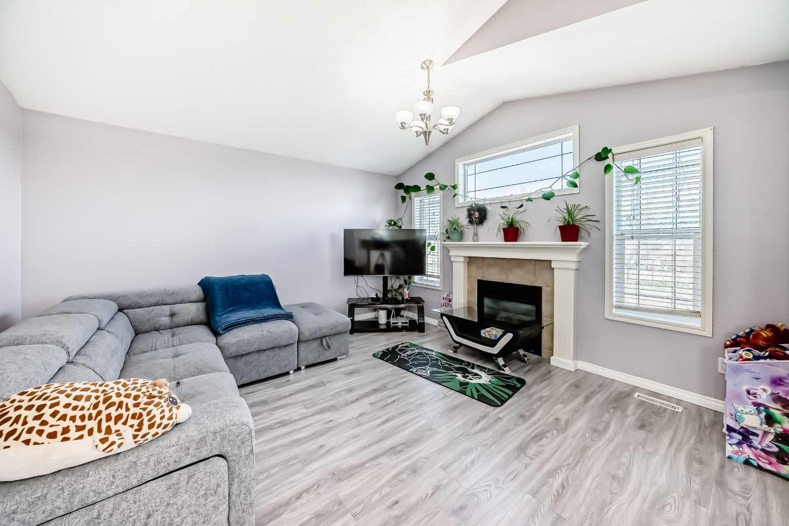 44 Canoe Square SW
