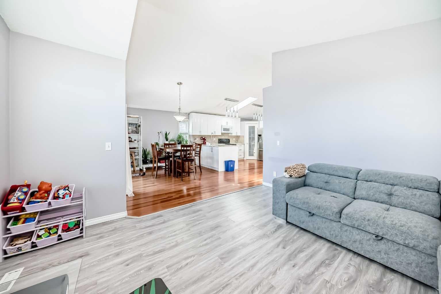 44 Canoe Square SW