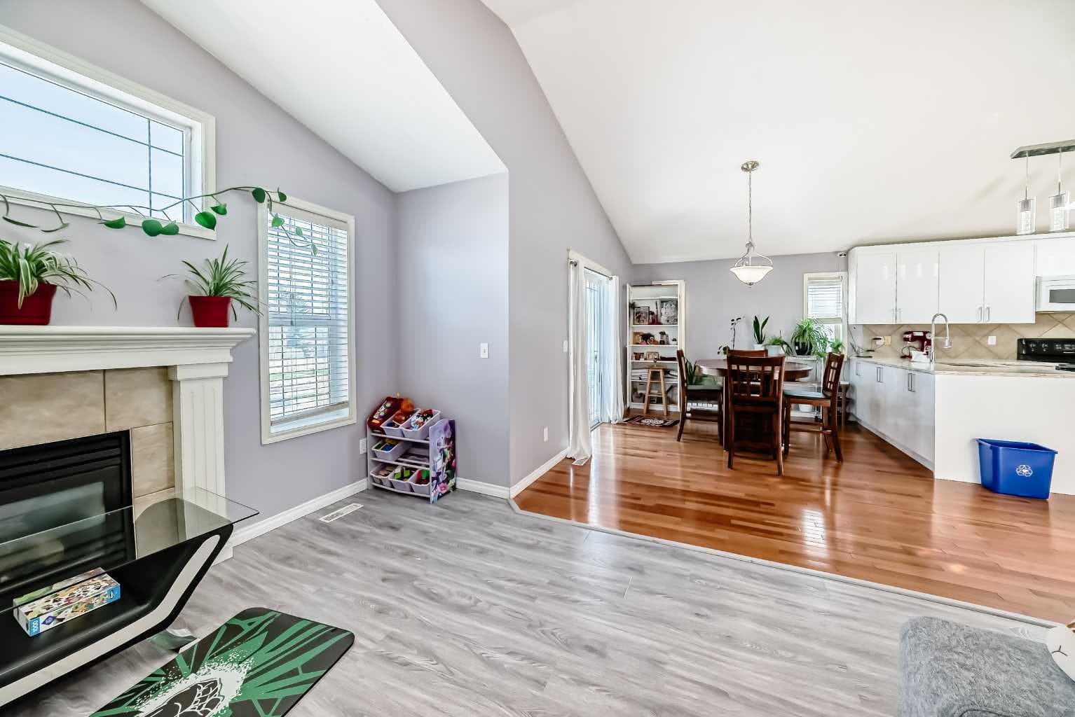 44 Canoe Square SW