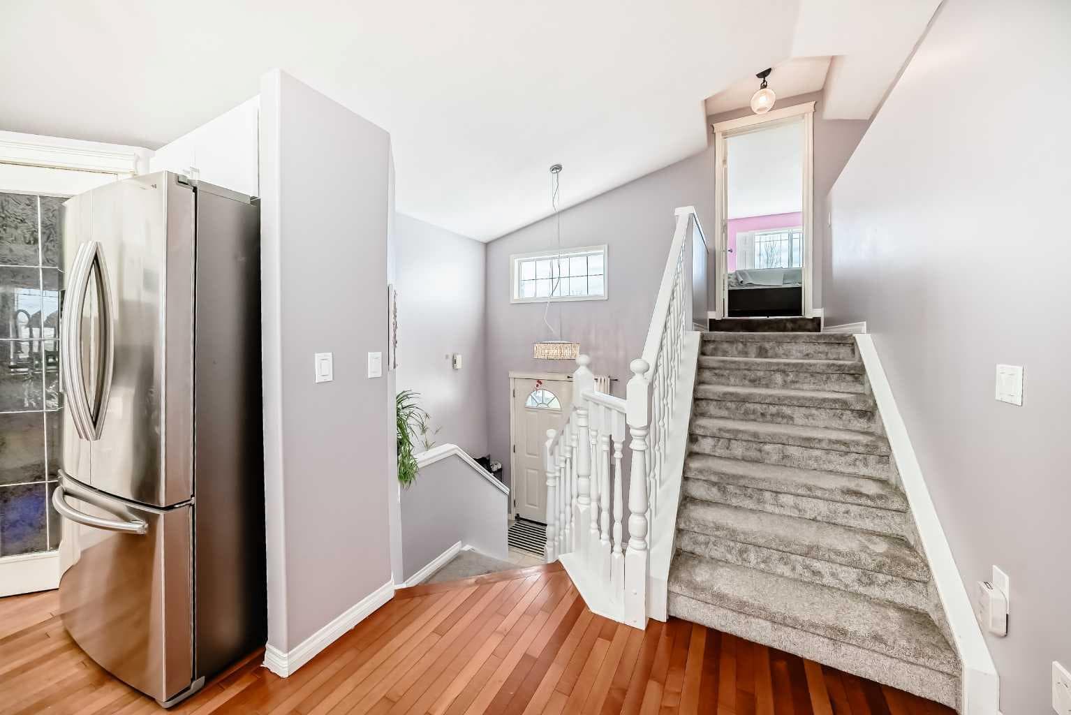 44 Canoe Square SW
