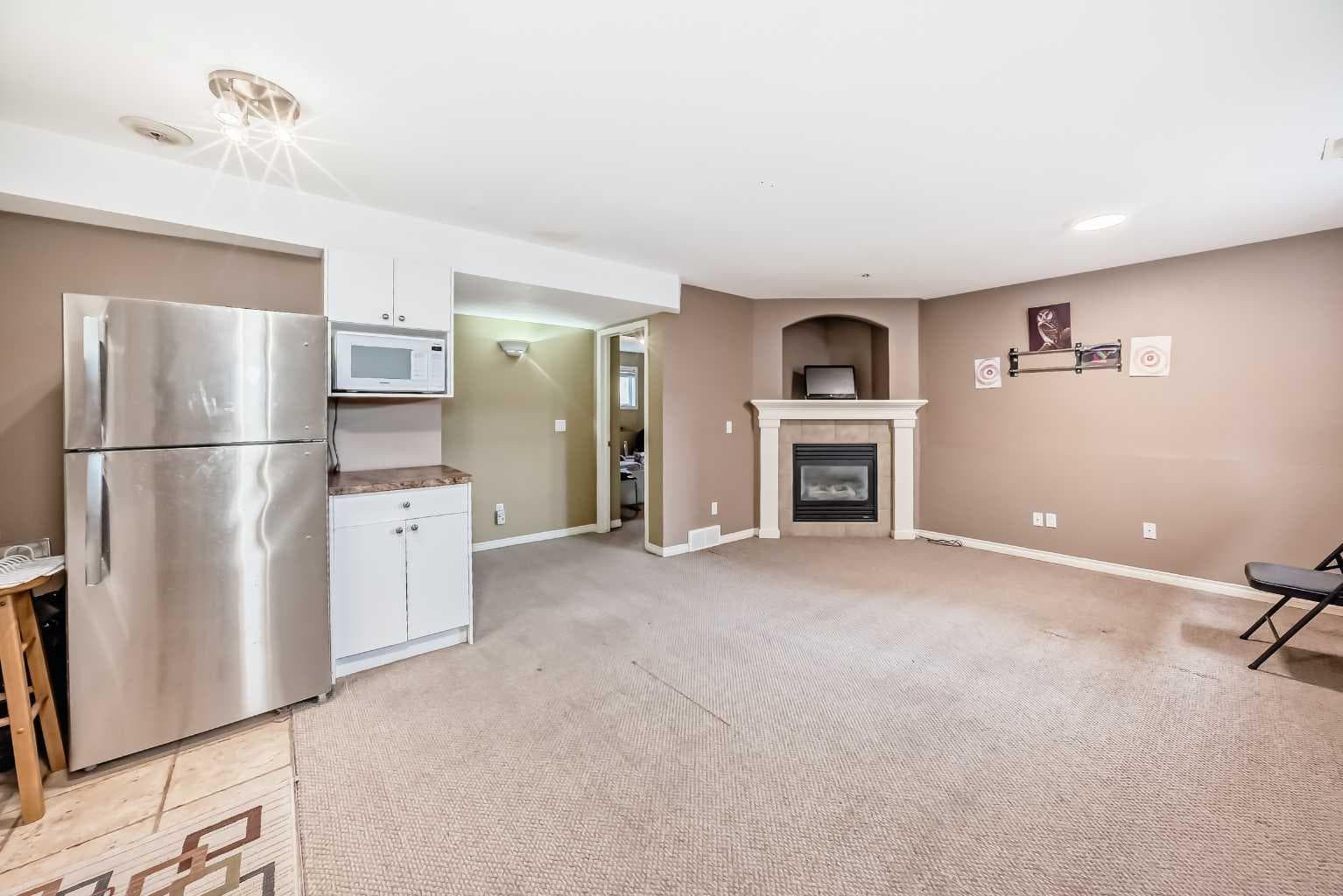 44 Canoe Square SW