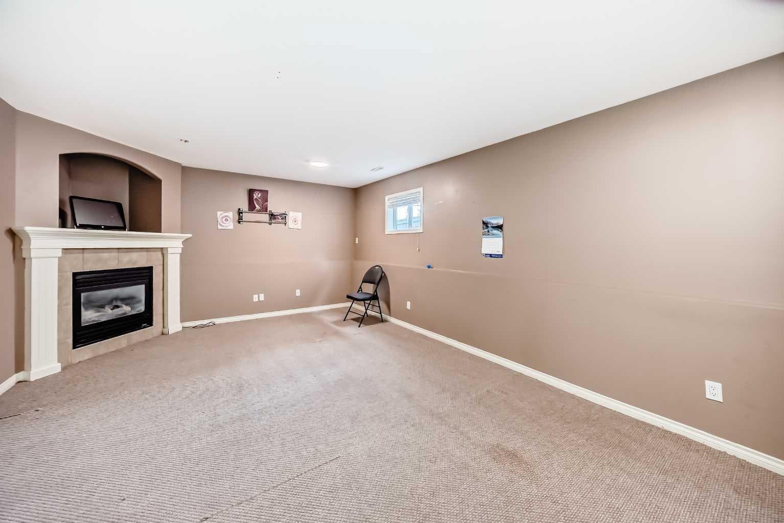 44 Canoe Square SW