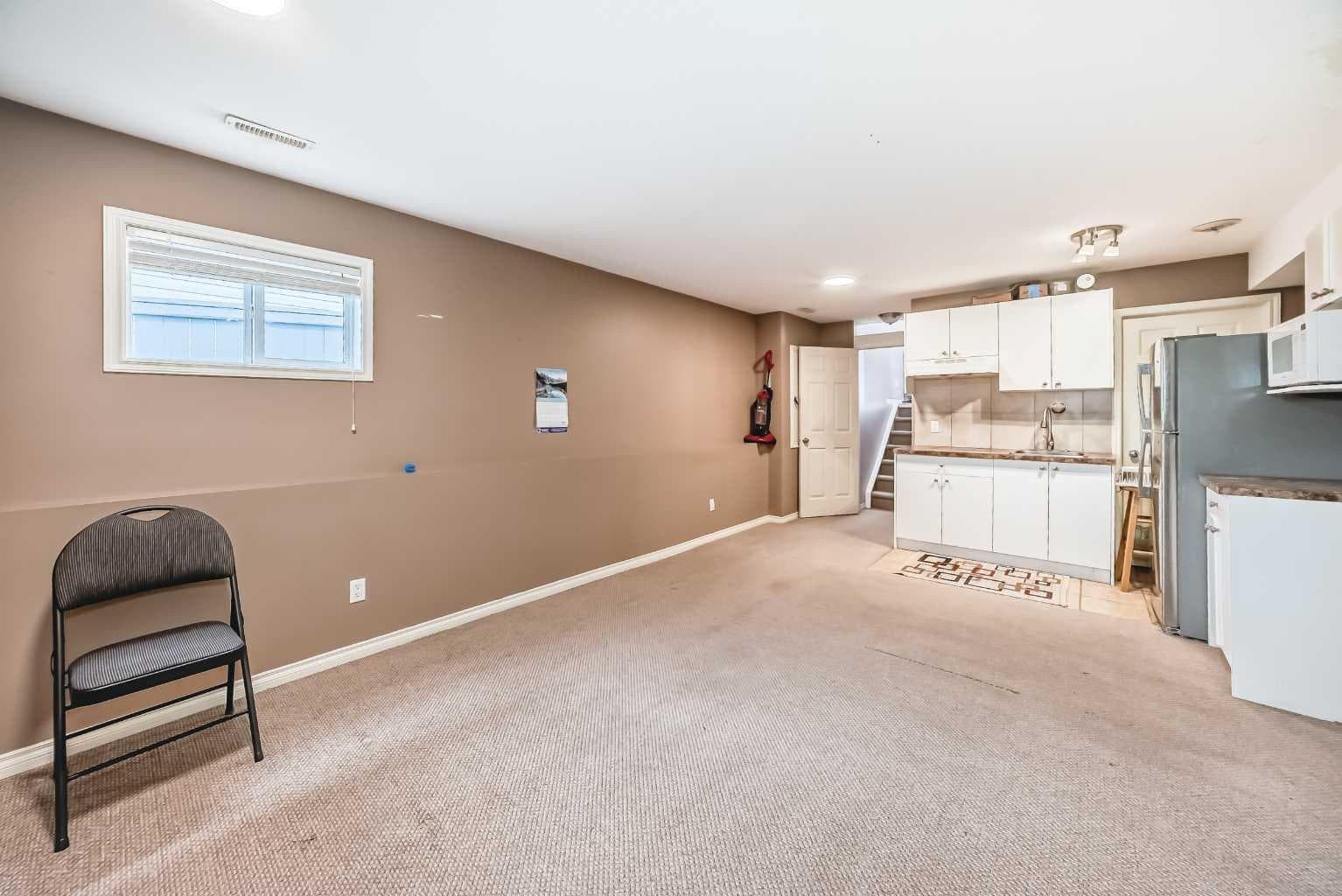 44 Canoe Square SW