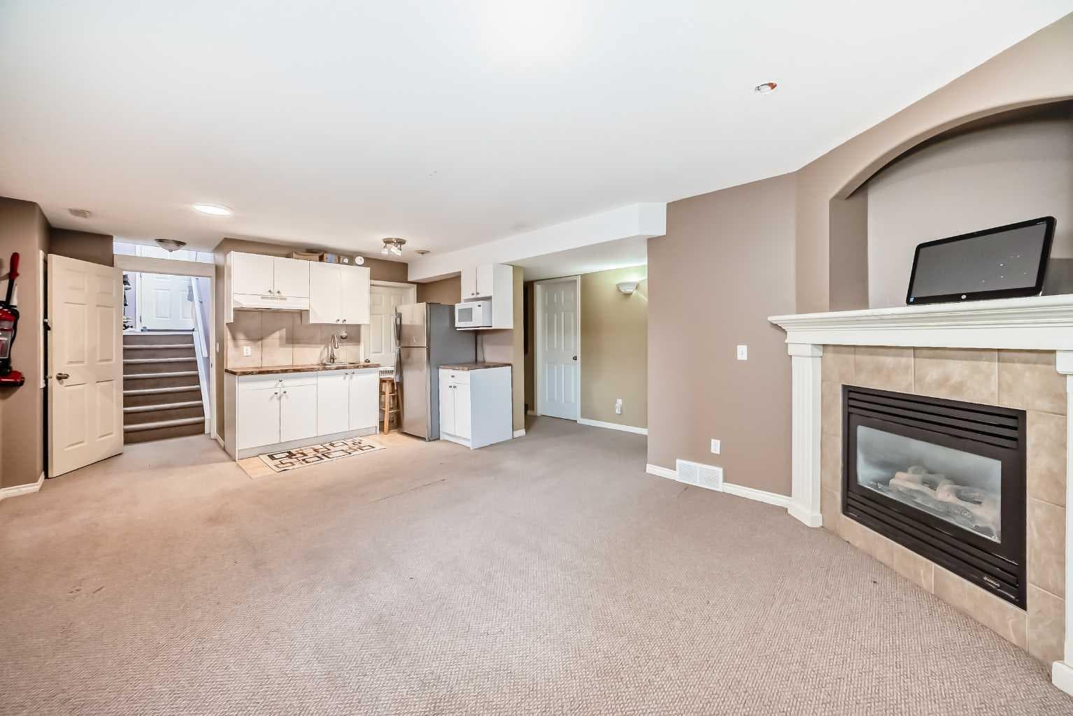 44 Canoe Square SW
