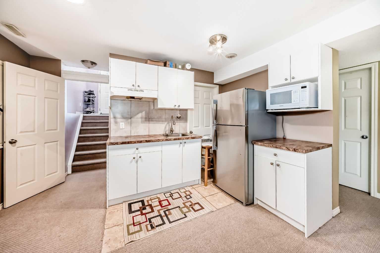 44 Canoe Square SW