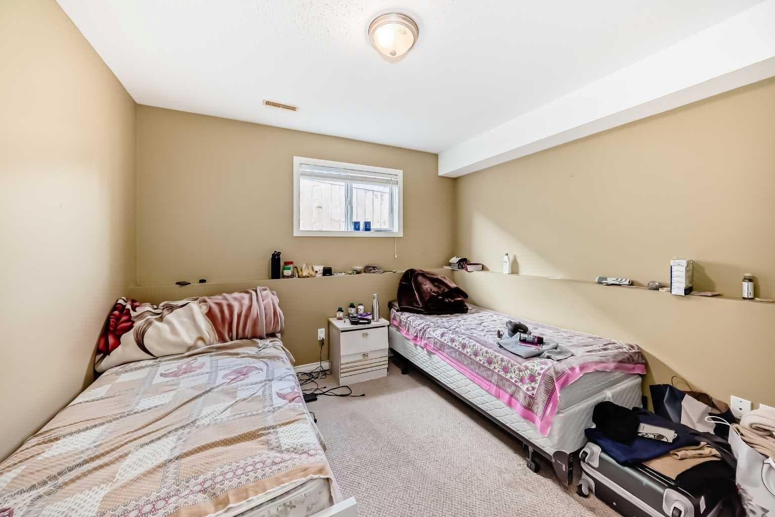 44 Canoe Square SW