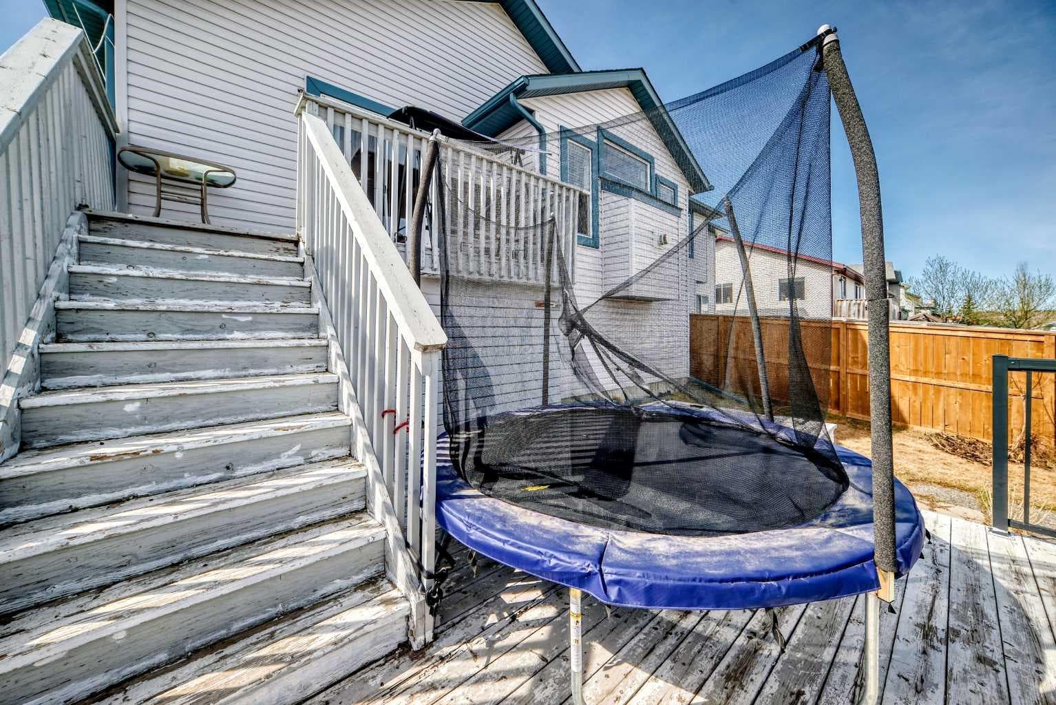 44 Canoe Square SW