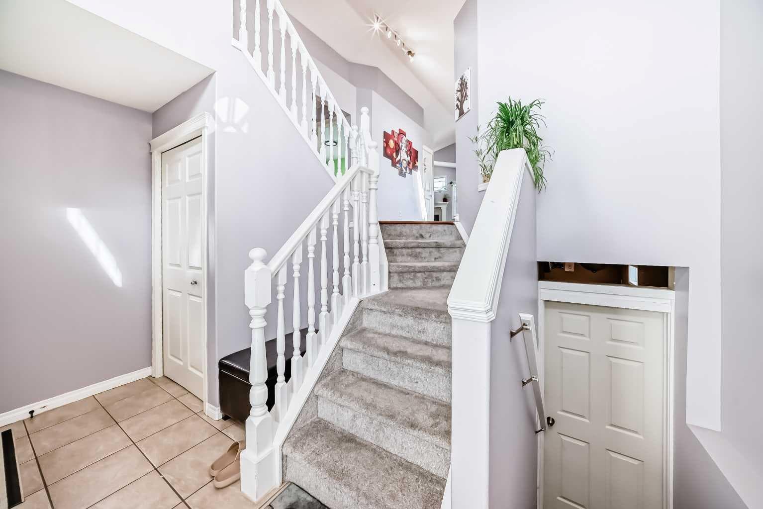 44 Canoe Square SW