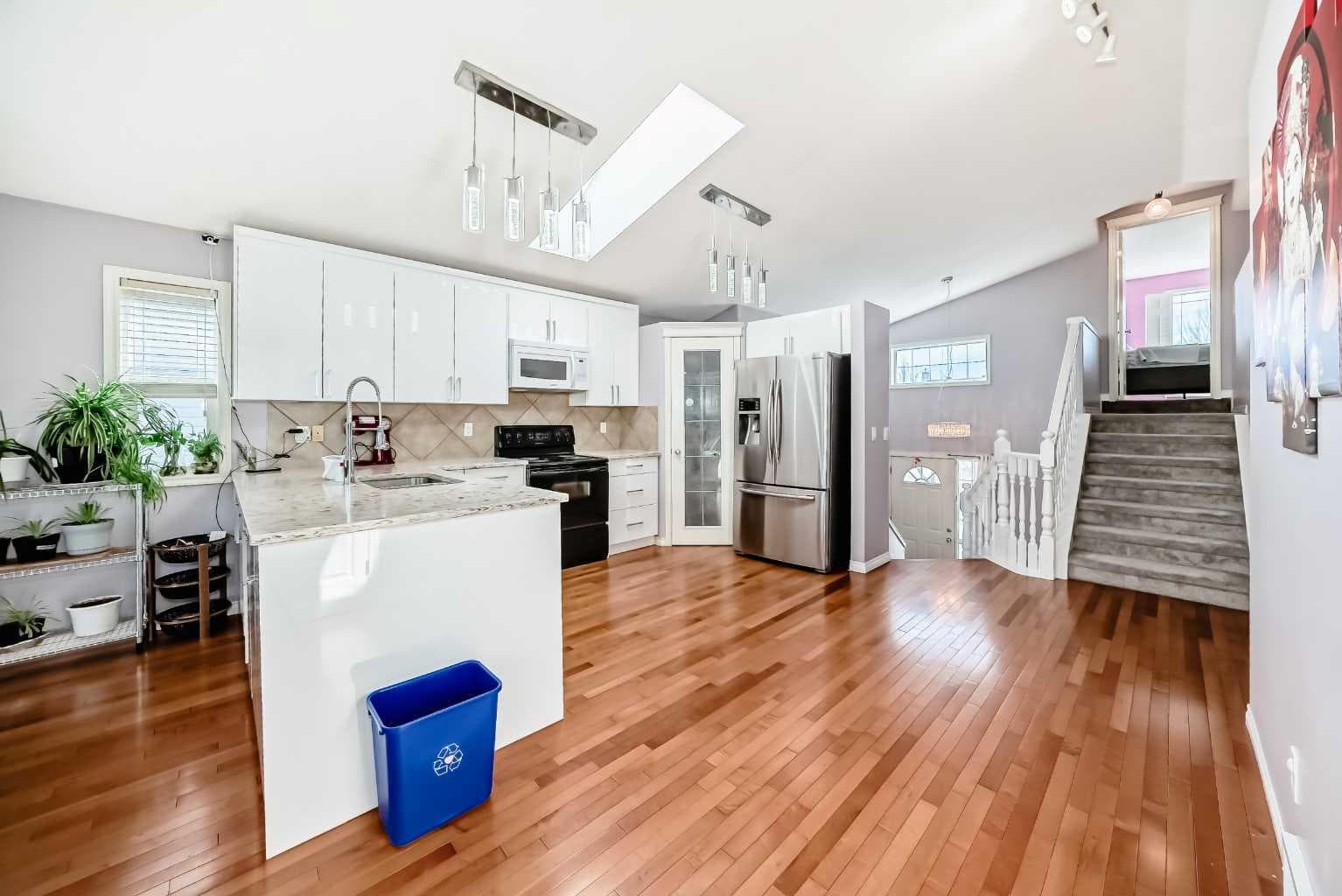 44 Canoe Square SW