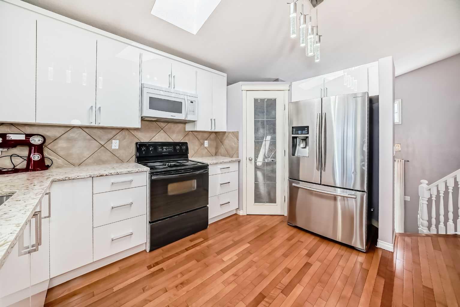 44 Canoe Square SW