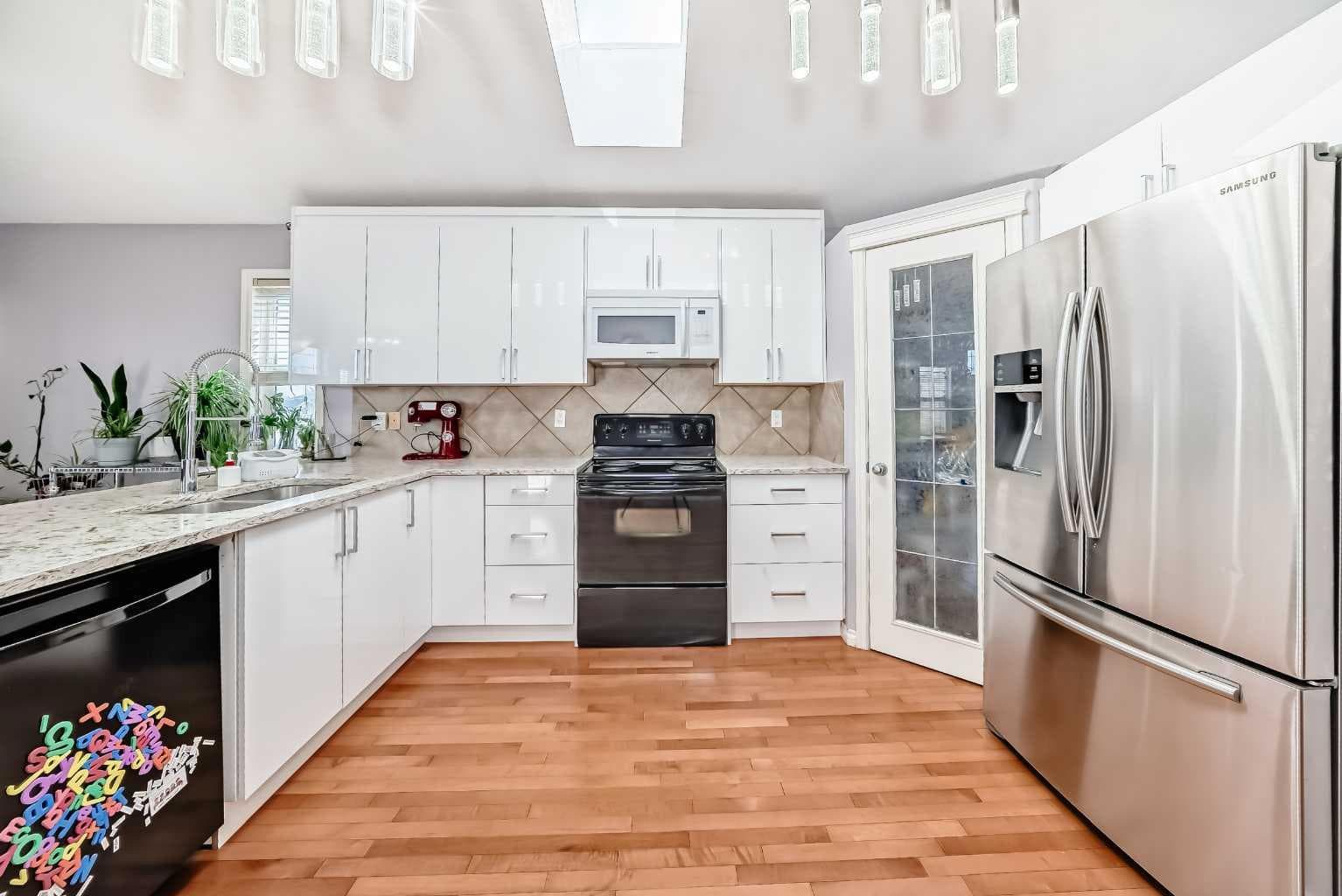 44 Canoe Square SW