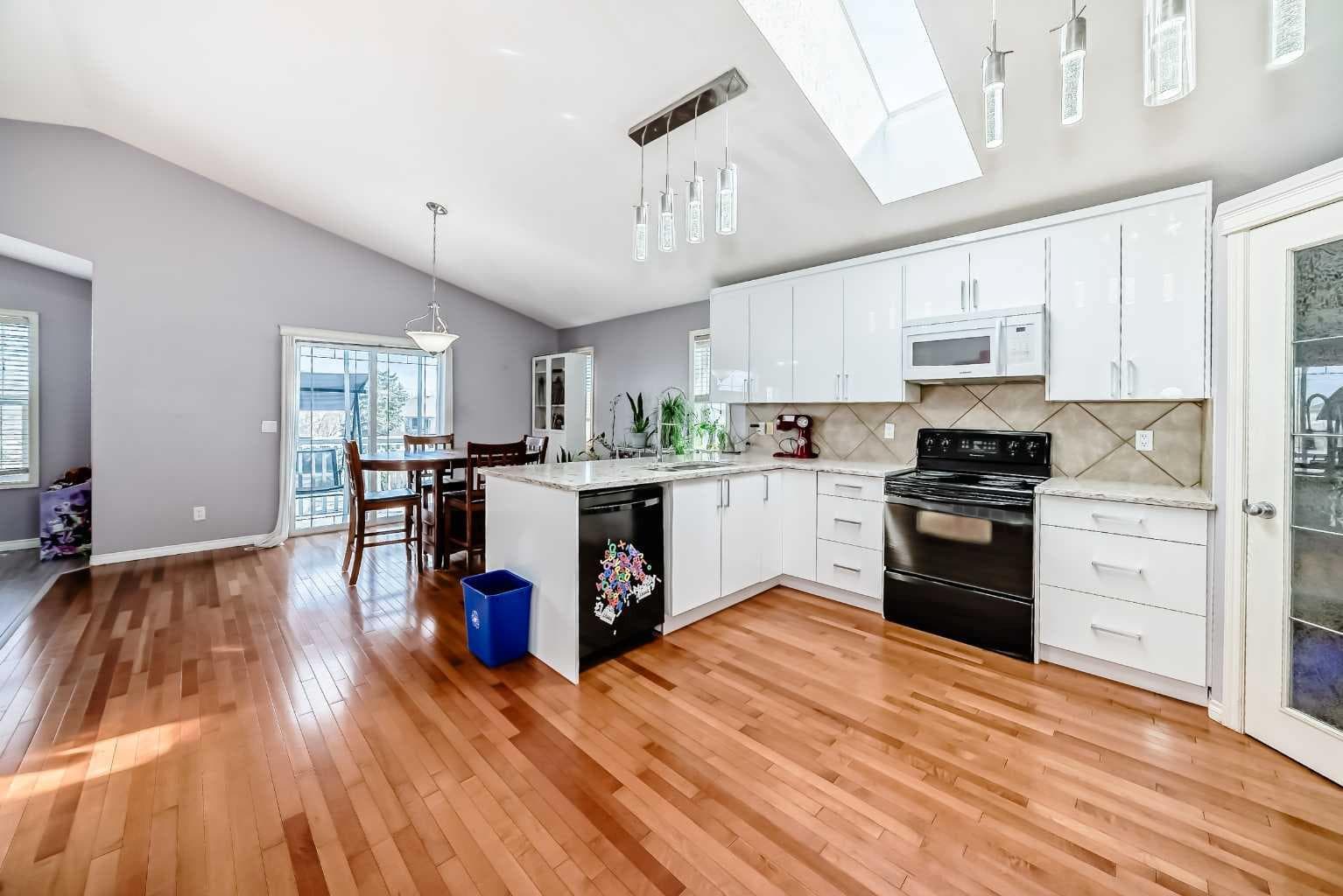 44 Canoe Square SW