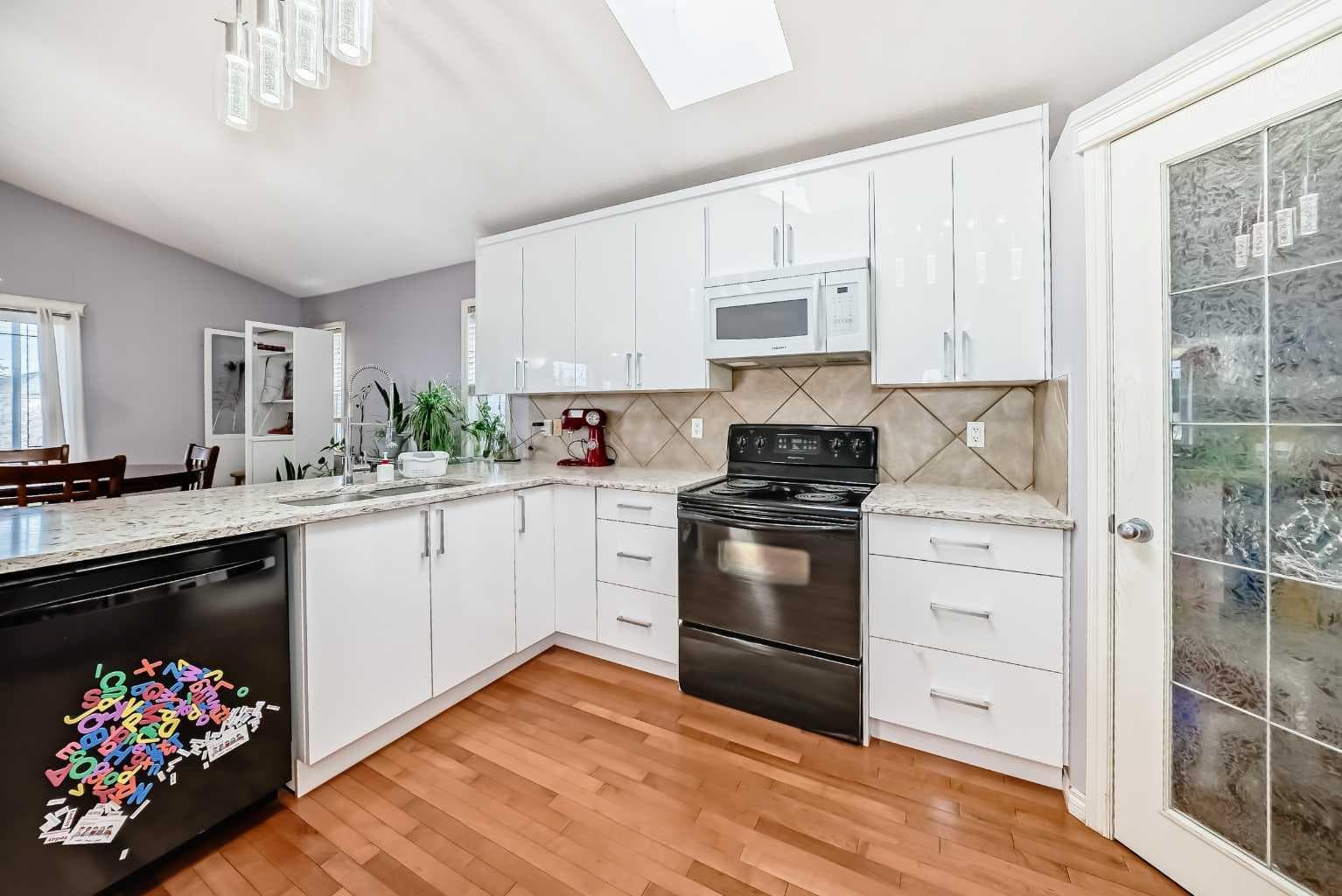 44 Canoe Square SW