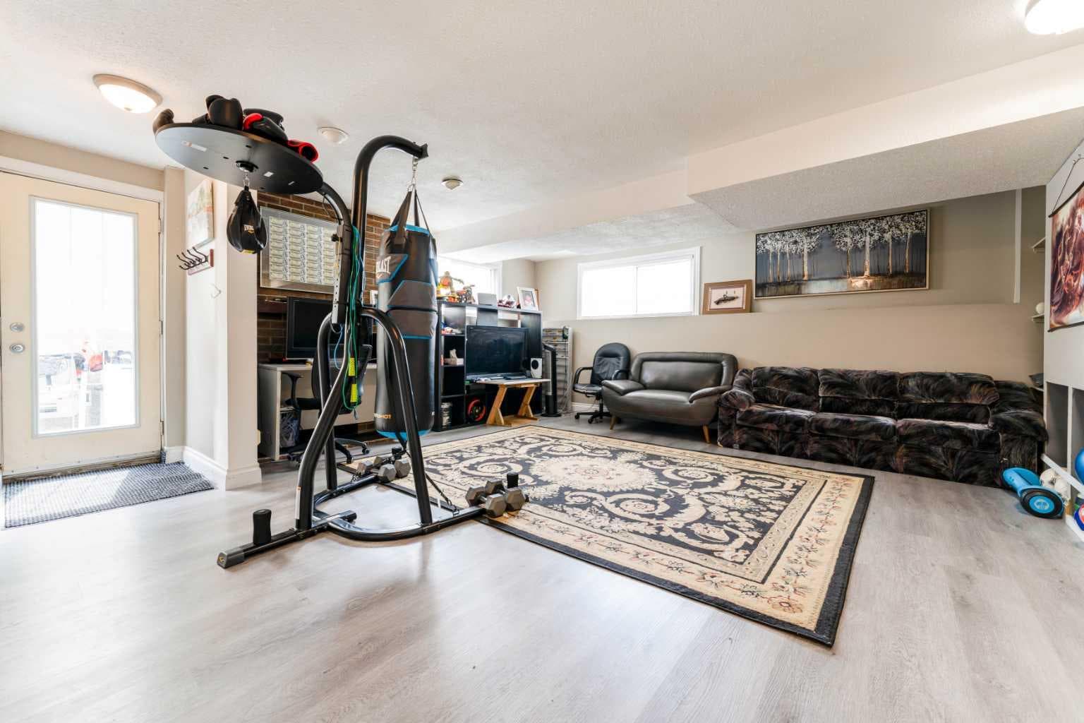 115 Maunsell Close NE