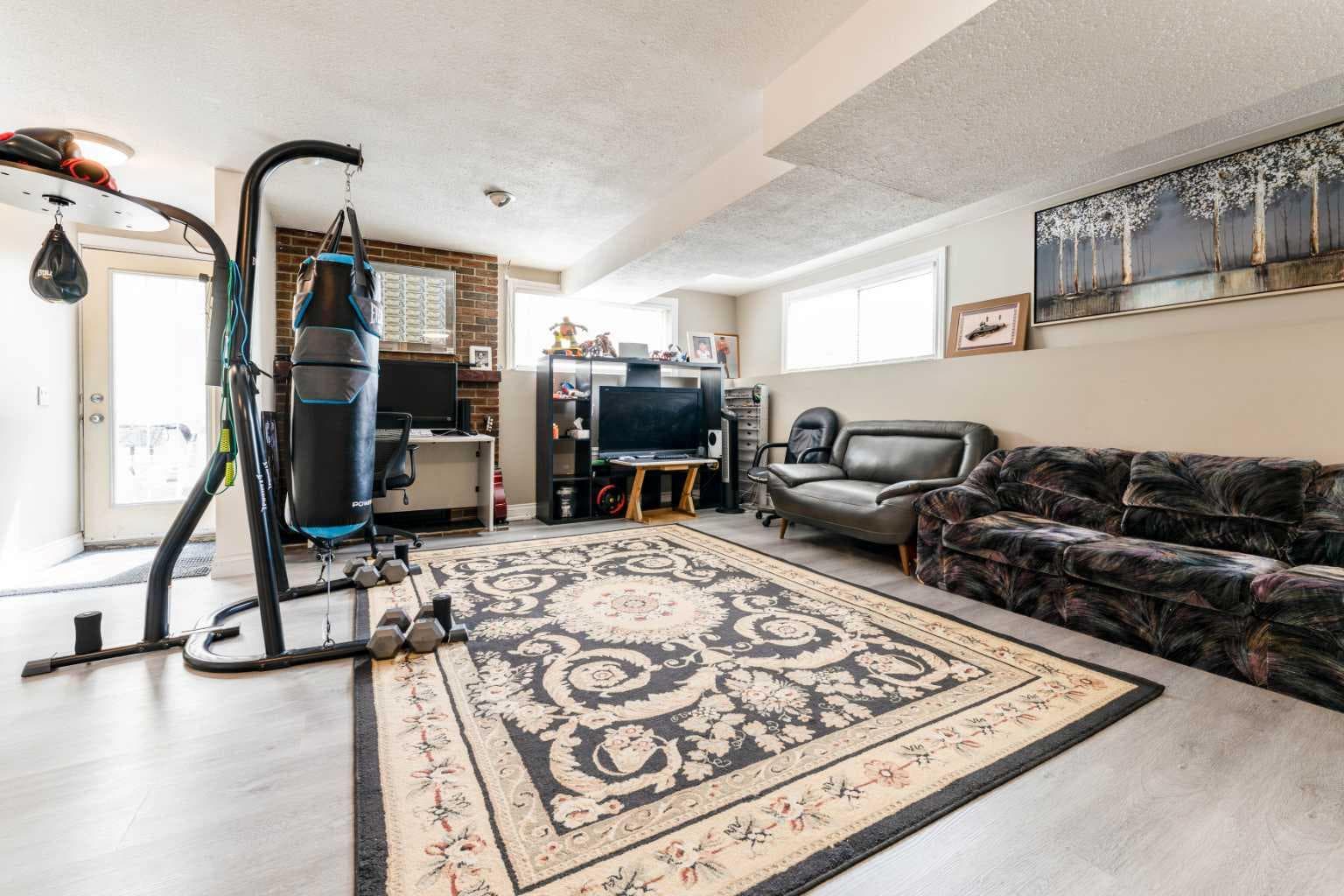 115 Maunsell Close NE