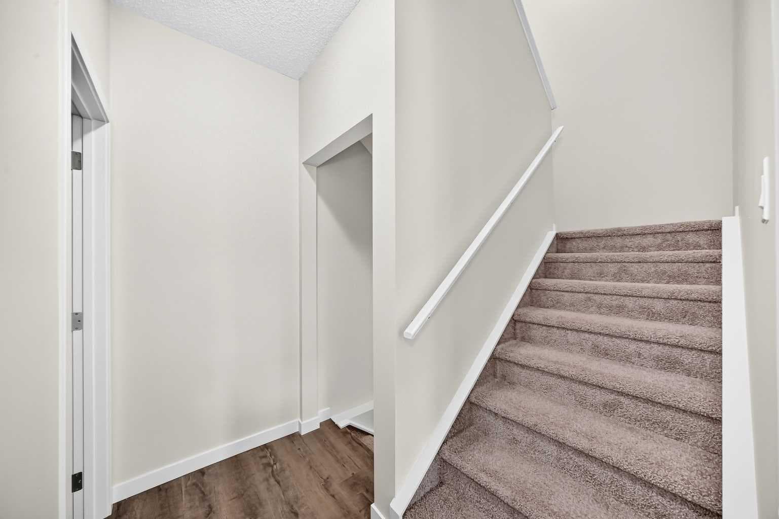 716, 32 Red Embers Parade NE