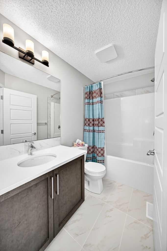 716, 32 Red Embers Parade NE