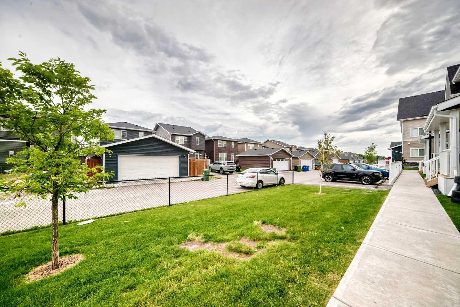 716, 32 Red Embers Parade NE