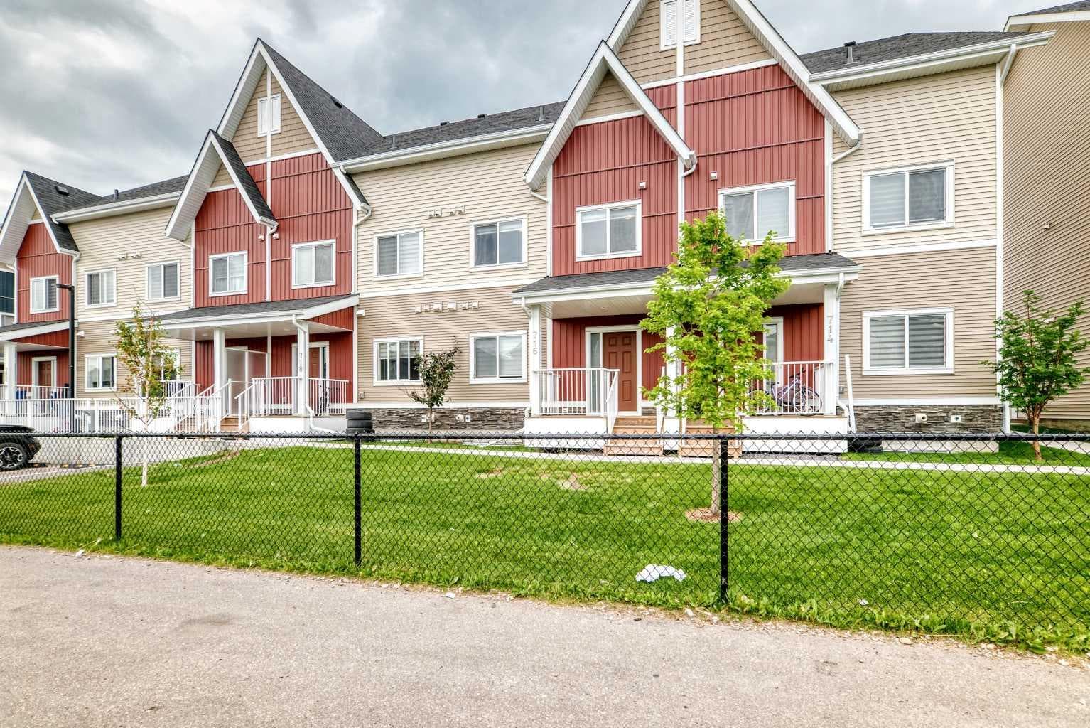 716, 32 Red Embers Parade NE