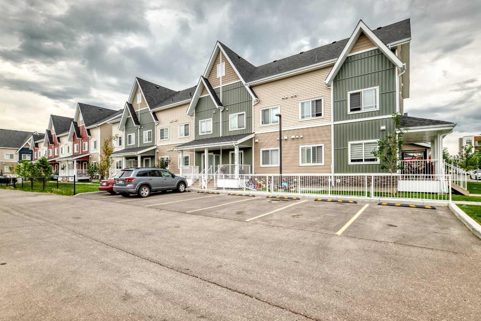 716, 32 Red Embers Parade NE