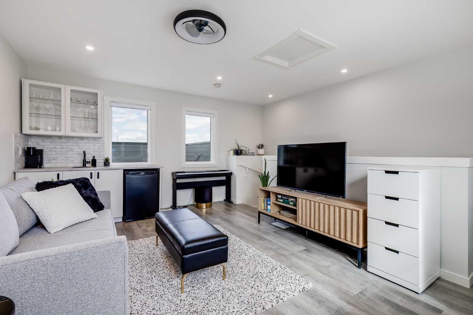 302, 260 Rowley Way NW