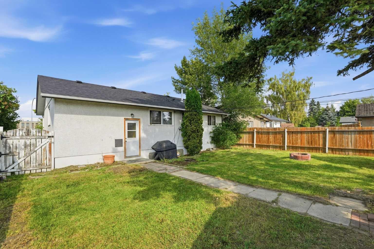9032 Fairmount Drive SE