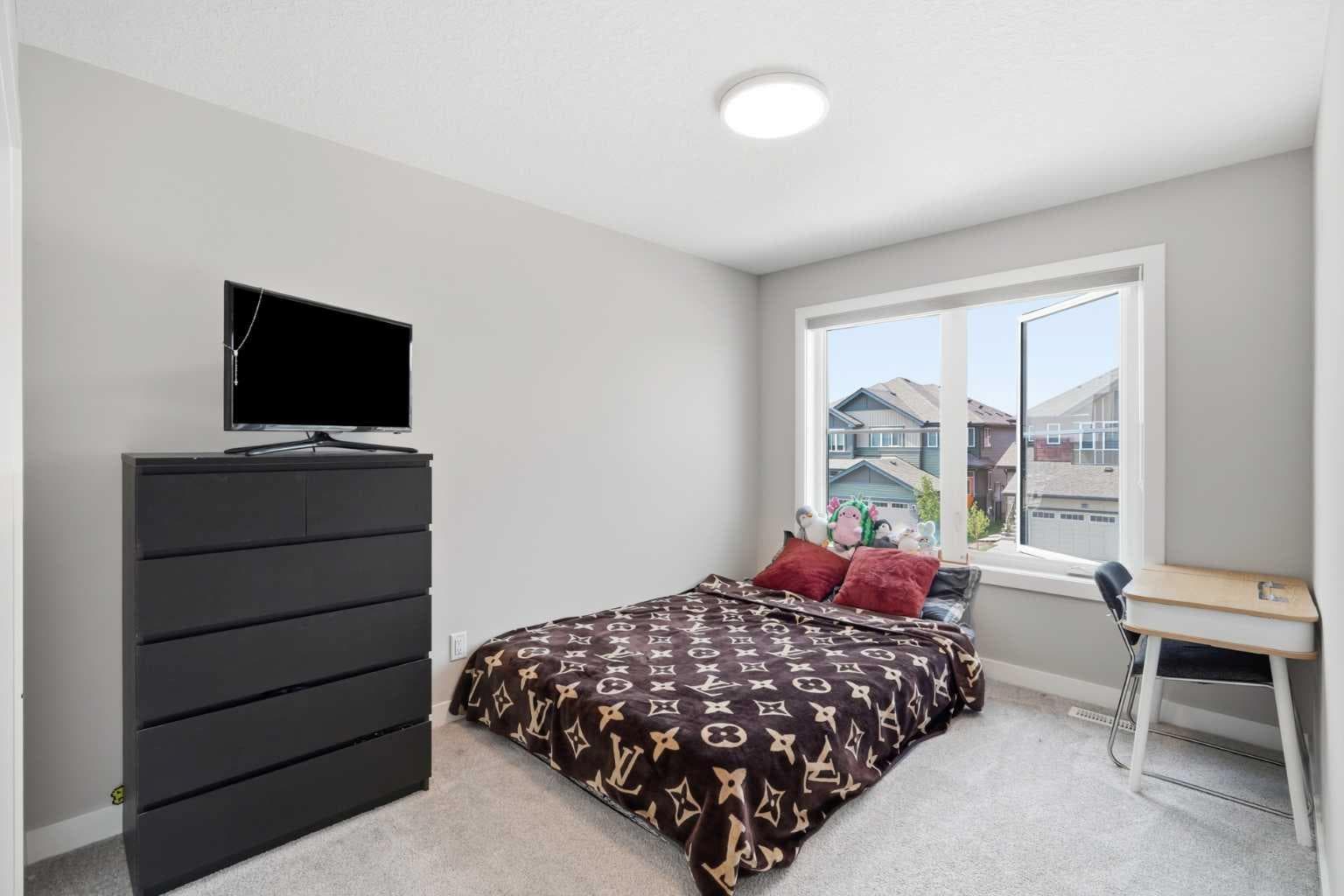 143 Belvedere Crescent SE