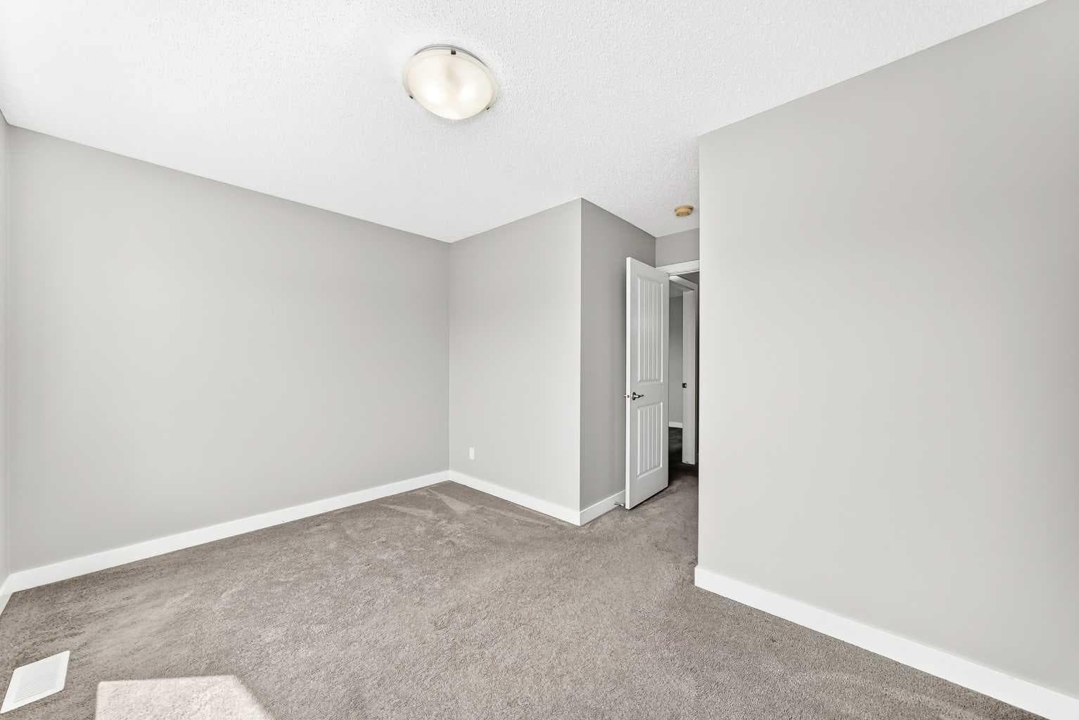 176 SAVANNA Lane NE