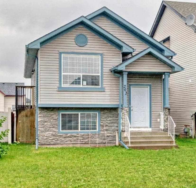 202 Saddlemead Green NE