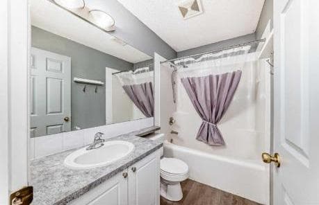 202 Saddlemead Green NE