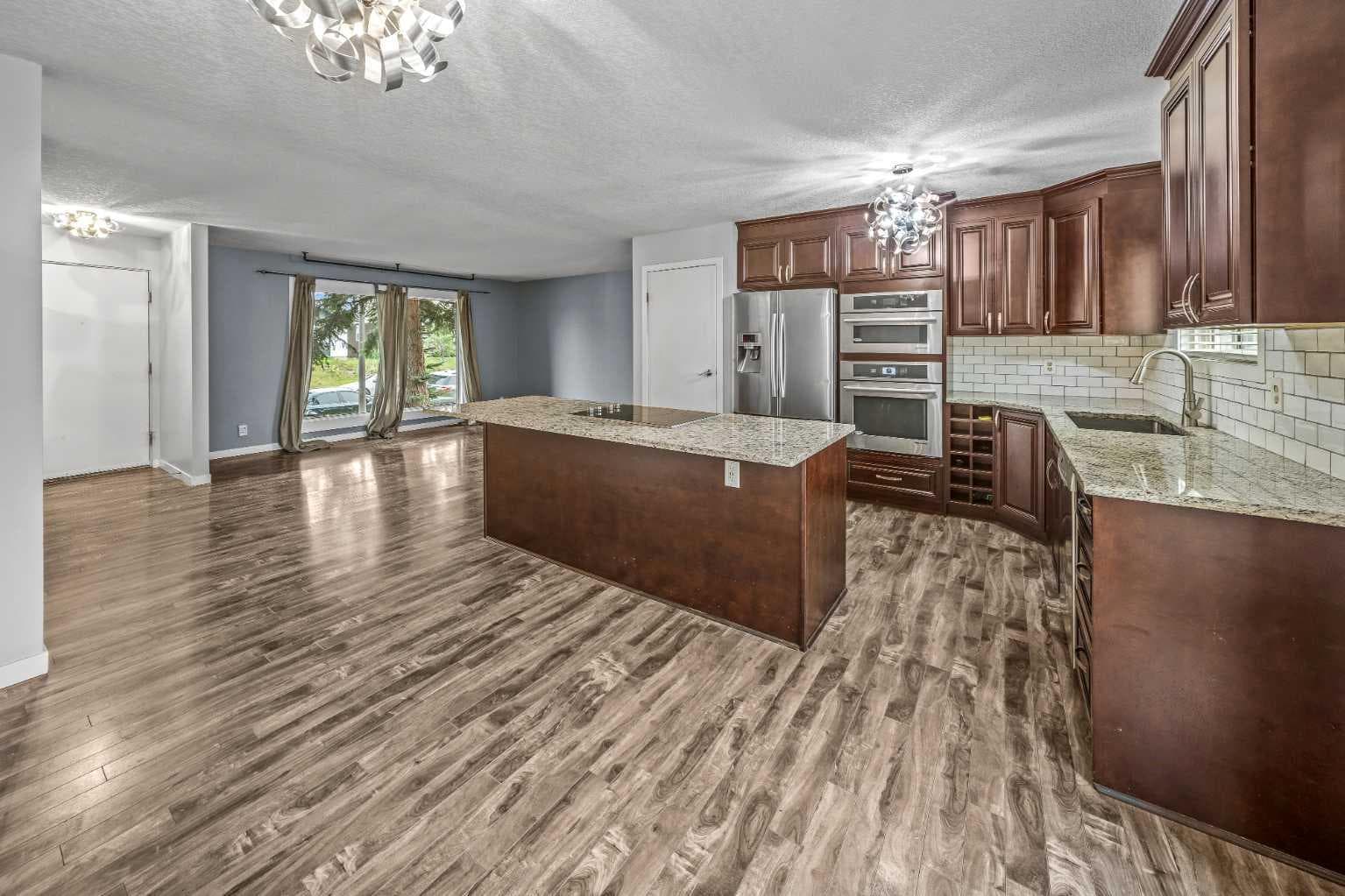 227 Manora Crescent NE