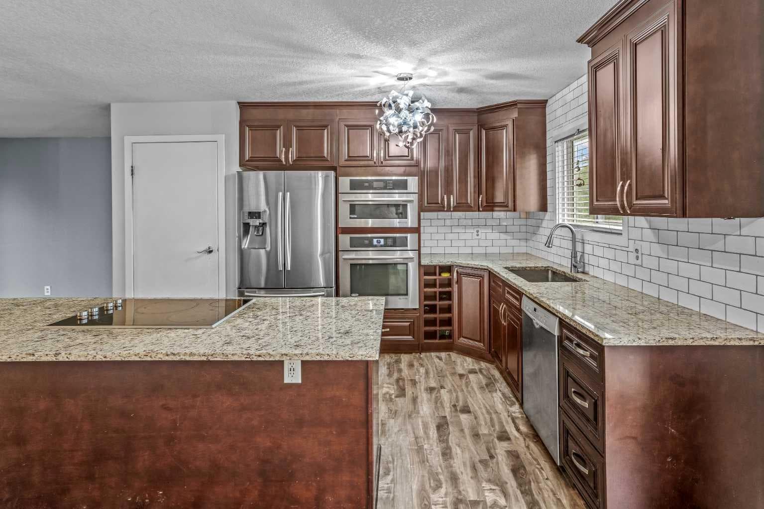 227 Manora Crescent NE