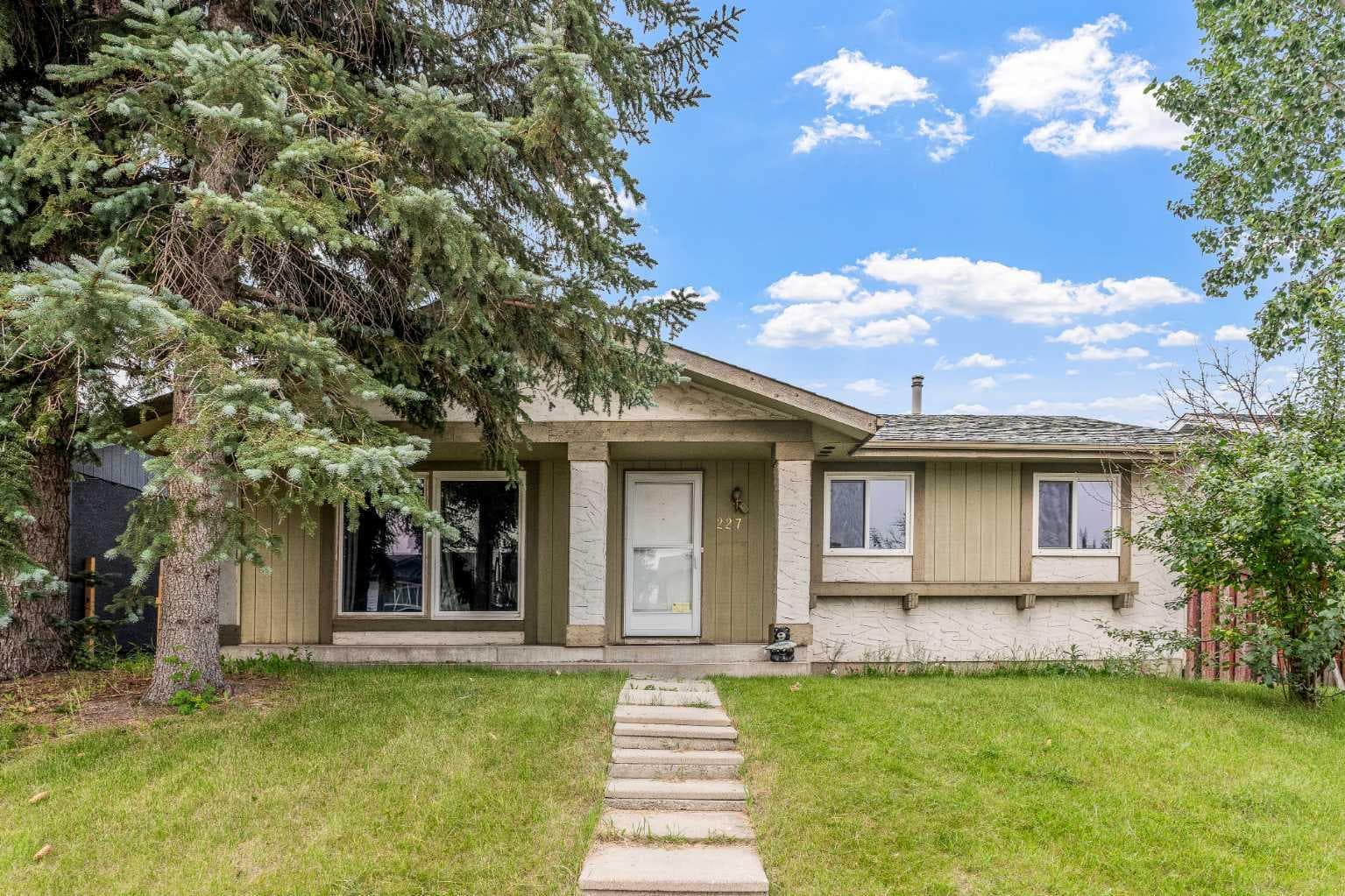 227 Manora Crescent NE