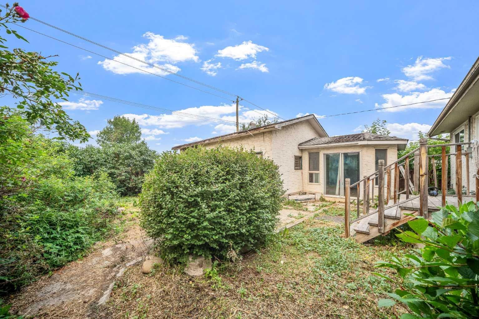 227 Manora Crescent NE