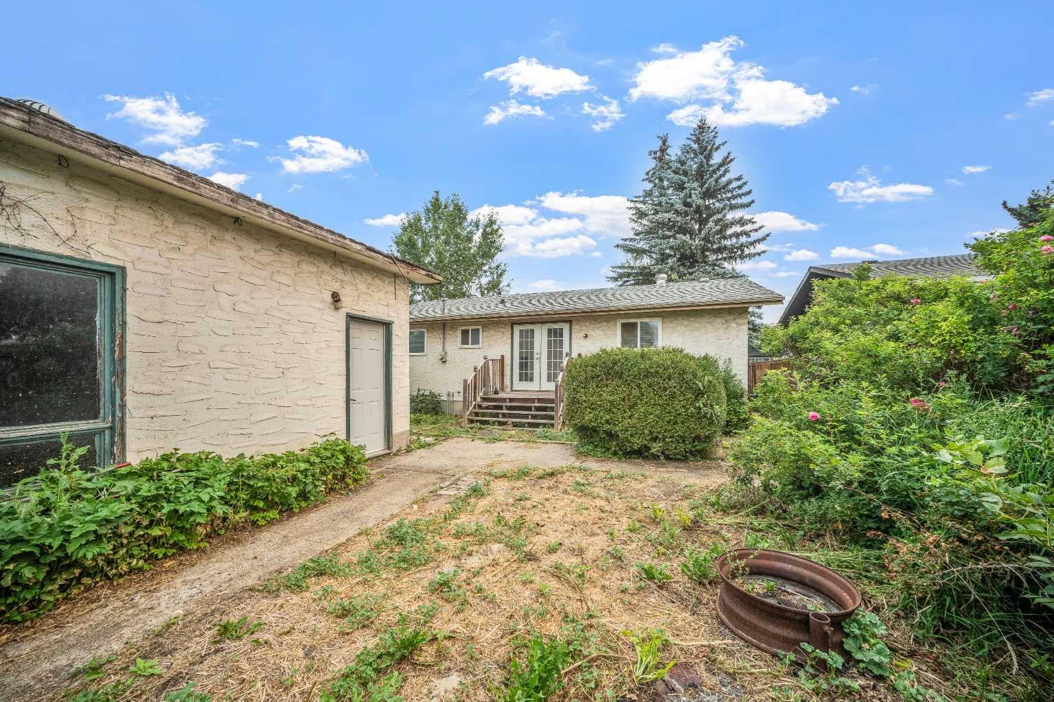 227 Manora Crescent NE