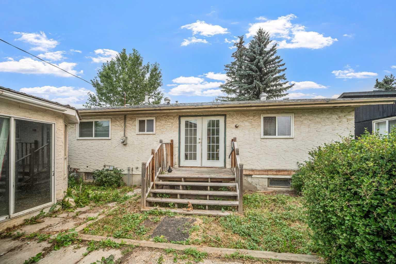 227 Manora Crescent NE