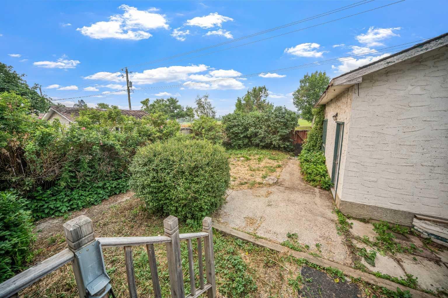 227 Manora Crescent NE