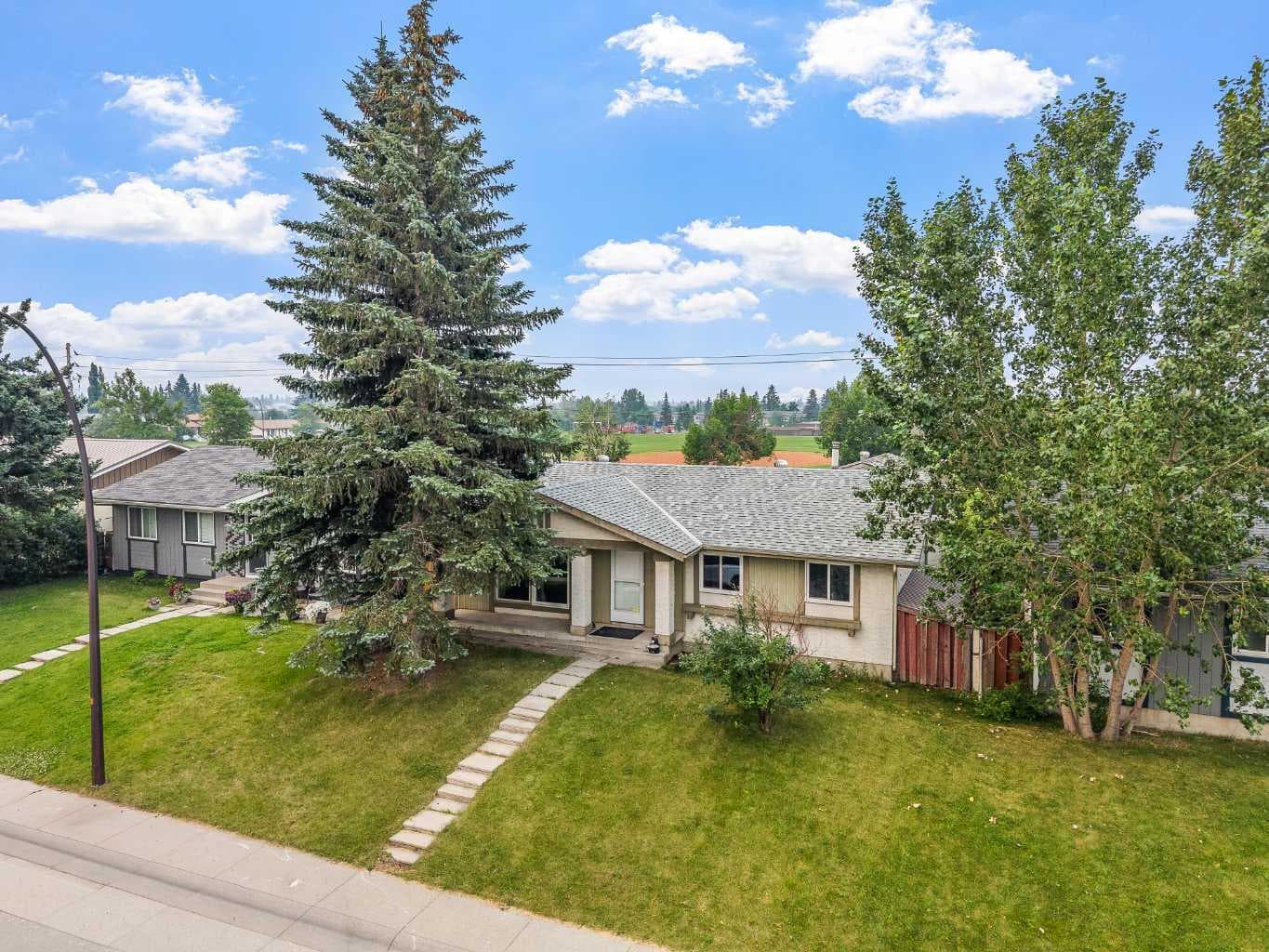 227 Manora Crescent NE