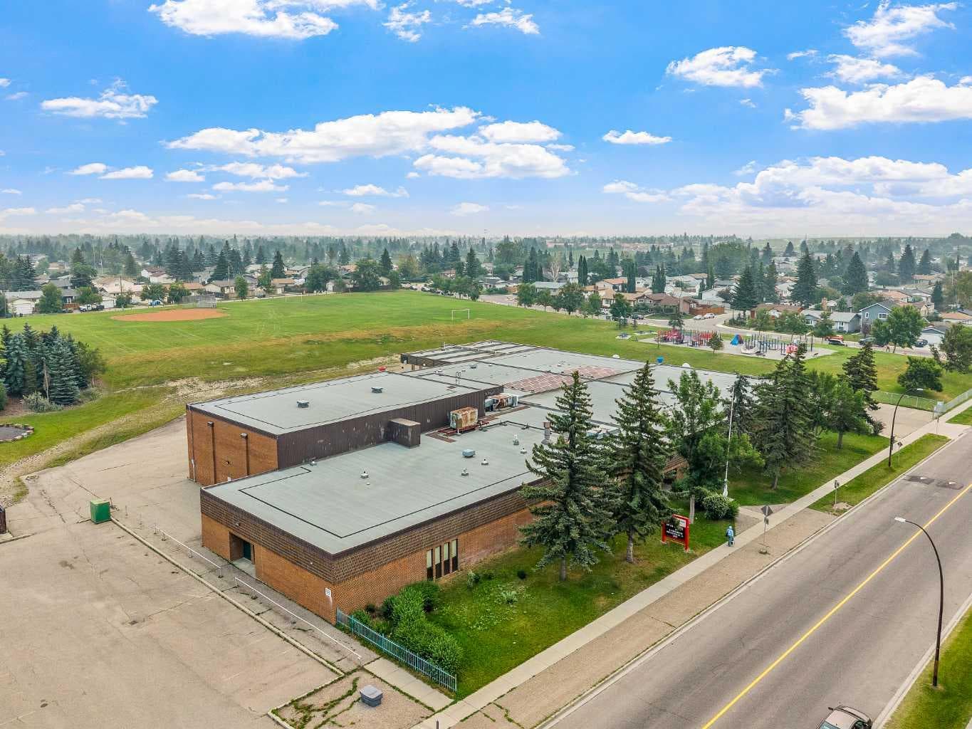227 Manora Crescent NE